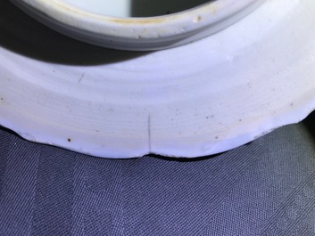 Une paire de vases couverts en porcelaine de Chine bleu et blanc, Kangxi