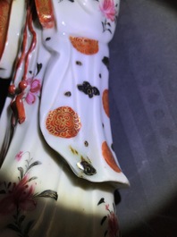 Een paar Chinese famille rose kandelaars in de vorm van dames, Qianlong