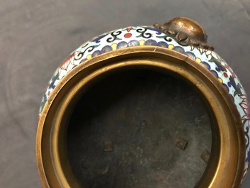 A Chinese cloisonn&eacute; tripod incense burner and cover, 19/20th C.