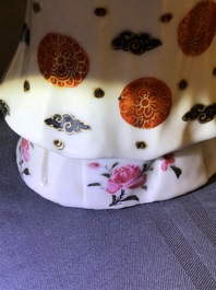 Een paar Chinese famille rose kandelaars in de vorm van dames, Qianlong
