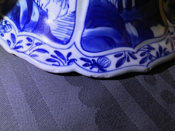 Une paire de vases couverts en porcelaine de Chine bleu et blanc, Kangxi