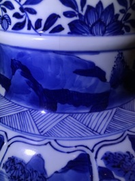 Une paire de vases couverts en porcelaine de Chine bleu et blanc, Kangxi