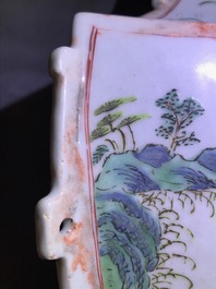 Une paire de vases en porcelaine de Chine famille rose et faux marbre, Qianlong