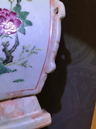 Une paire de vases en porcelaine de Chine famille rose et faux marbre, Qianlong