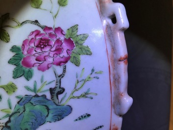 Une paire de vases en porcelaine de Chine famille rose et faux marbre, Qianlong