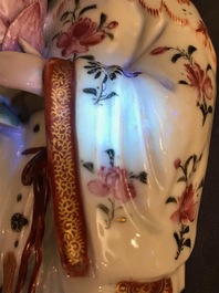 Een paar Chinese famille rose kandelaars in de vorm van dames, Qianlong