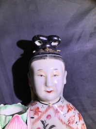 Een paar Chinese famille rose kandelaars in de vorm van dames, Qianlong