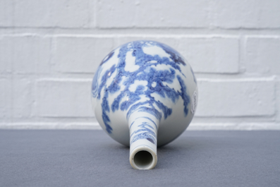 Un vase de forme bouteille en porcelaine de Chine bleu et blanc, 19&egrave;me