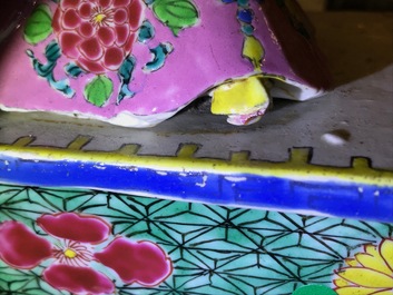 Een Chinees famille rose model van een dame, Yongzheng