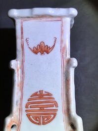 Une paire de vases en porcelaine de Chine famille rose et faux marbre, Qianlong