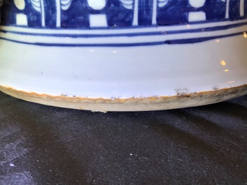 Une paire de grands vases couverts en porcelaine de Chine bleu et blanc, 19&egrave;me