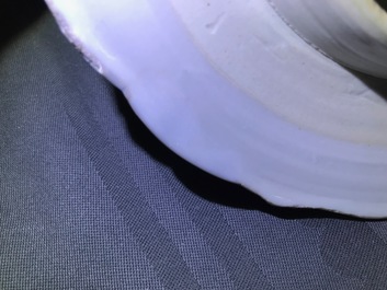 Une paire de vases couverts en porcelaine de Chine bleu et blanc, Kangxi