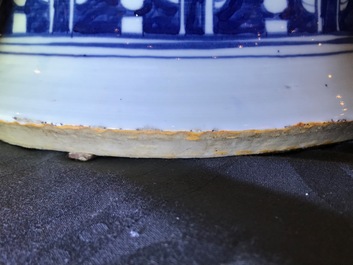 Une paire de grands vases couverts en porcelaine de Chine bleu et blanc, 19&egrave;me