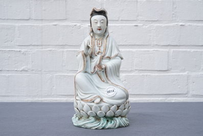 Een Chinese figuur van Guanyin op lotustroon, Republiek, 20e eeuw