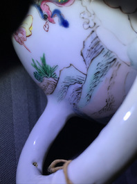 Une th&eacute;i&egrave;re couverte en porcelaine de Chine famille rose, Yongzheng