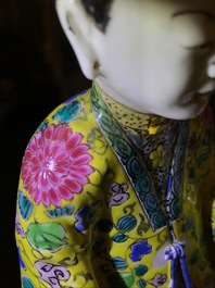 Een Chinees famille rose model van een dame, Yongzheng
