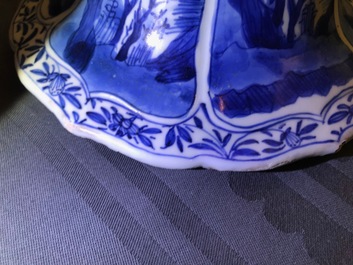 Une paire de vases couverts en porcelaine de Chine bleu et blanc, Kangxi