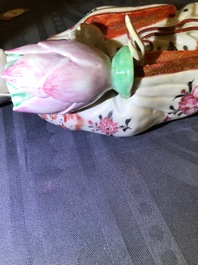 Een paar Chinese famille rose kandelaars in de vorm van dames, Qianlong