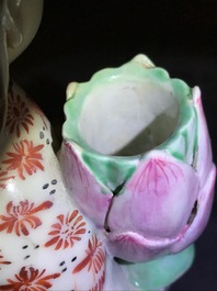 Een paar Chinese famille rose kandelaars in de vorm van dames, Qianlong