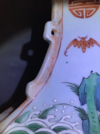 Une paire de vases en porcelaine de Chine famille rose et faux marbre, Qianlong