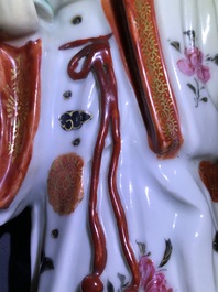 Een paar Chinese famille rose kandelaars in de vorm van dames, Qianlong