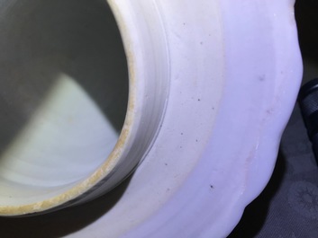 Une paire de vases couverts en porcelaine de Chine bleu et blanc, Kangxi