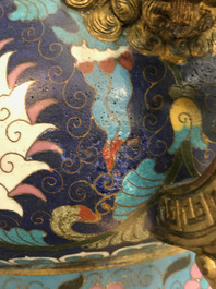 Een grote Chinese cloisonn&eacute; wierookbrander met lotusslingers, Ming/Qing