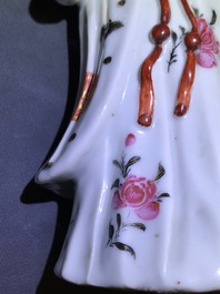 Een paar Chinese famille rose kandelaars in de vorm van dames, Qianlong