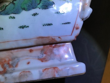 Une paire de vases en porcelaine de Chine famille rose et faux marbre, Qianlong