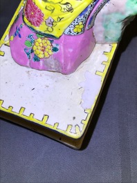 Een Chinees famille rose model van een dame, Yongzheng