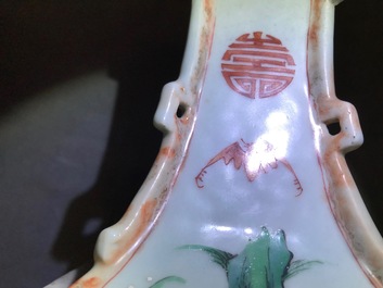 Une paire de vases en porcelaine de Chine famille rose et faux marbre, Qianlong