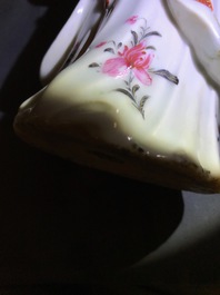 Een paar Chinese famille rose kandelaars in de vorm van dames, Qianlong