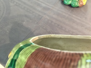 Een paar Chinese sancai wierookbranders in de vorm van Boeddhistische leeuwen, 20e eeuw