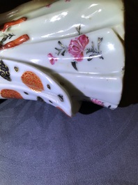 Een paar Chinese famille rose kandelaars in de vorm van dames, Qianlong