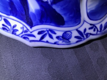 Une paire de vases couverts en porcelaine de Chine bleu et blanc, Kangxi
