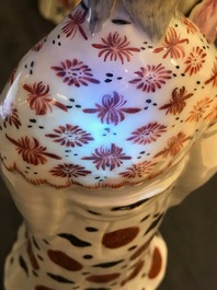 Een paar Chinese famille rose kandelaars in de vorm van dames, Qianlong
