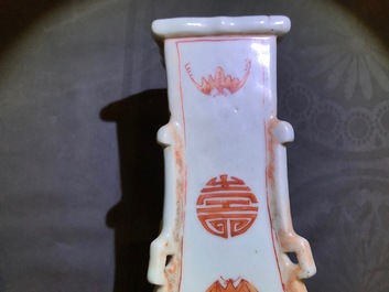 Une paire de vases en porcelaine de Chine famille rose et faux marbre, Qianlong