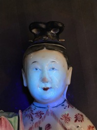Een paar Chinese famille rose kandelaars in de vorm van dames, Qianlong