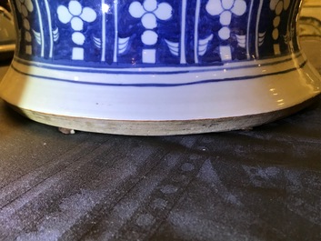 Une paire de grands vases couverts en porcelaine de Chine bleu et blanc, 19&egrave;me