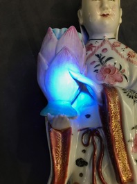 Een paar Chinese famille rose kandelaars in de vorm van dames, Qianlong