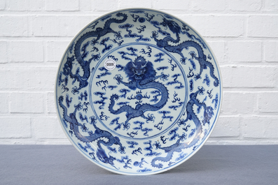 Een Chinese blauwwitte 'draken' schotel, Qianlong merk, 19e eeuw