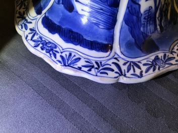 Une paire de vases couverts en porcelaine de Chine bleu et blanc, Kangxi