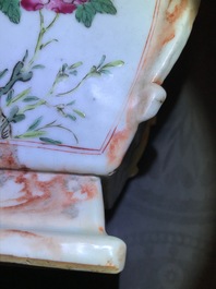 Une paire de vases en porcelaine de Chine famille rose et faux marbre, Qianlong