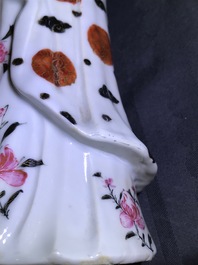 Een paar Chinese famille rose kandelaars in de vorm van dames, Qianlong