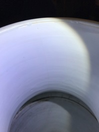 Une paire de vases couverts en porcelaine de Chine bleu et blanc, Kangxi