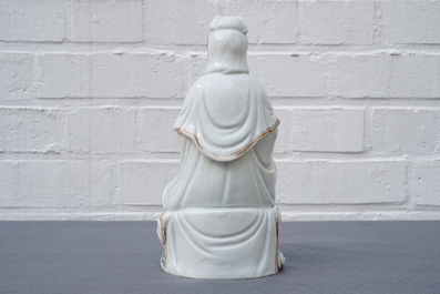 Een Chinese figuur van Guanyin op lotustroon, Republiek, 20e eeuw