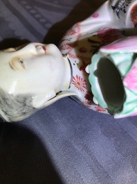 Een paar Chinese famille rose kandelaars in de vorm van dames, Qianlong