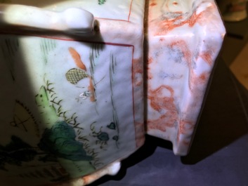 Une paire de vases en porcelaine de Chine famille rose et faux marbre, Qianlong
