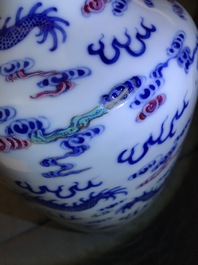 Drie Chinese blauwwitte vazen en een dekselpot, 19/20e eeuw