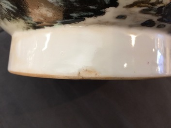 Een Chinese qianjiang cai terrine met deksel, 20e eeuw